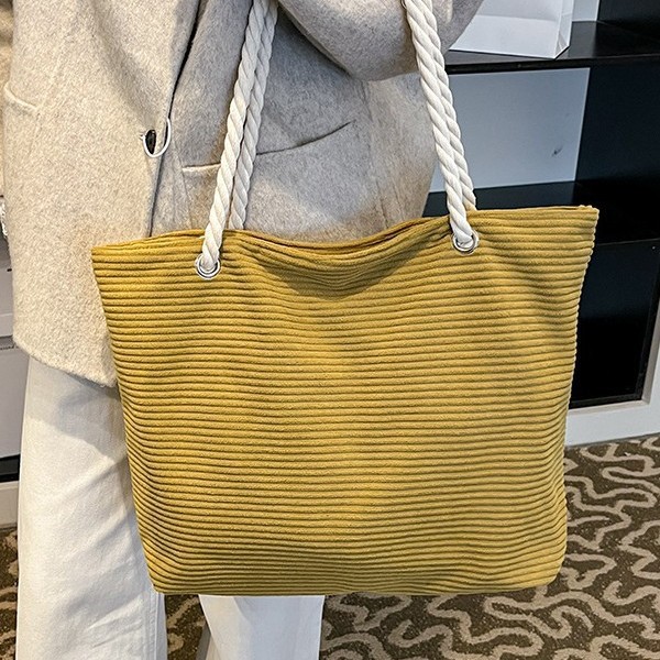 New large-capacity single-shoulder bag for autumn and winter, a laid-back Korean-style corduroy bag, a student bag for class and commuting to work full figure