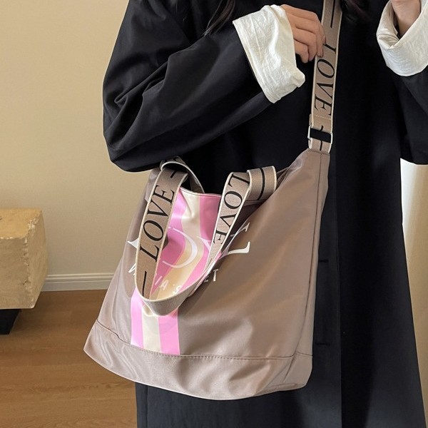 Striped printed woven handbag, large-capacity color-printed fashionable large-capacity tote bag, new single-shoulder bag details Picture