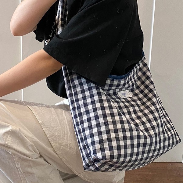 The new American denim double-sided backpack is versatile, with a large capacity checkered bag, a simple solid color tote bag, and a casual commuting bag Specification drawing