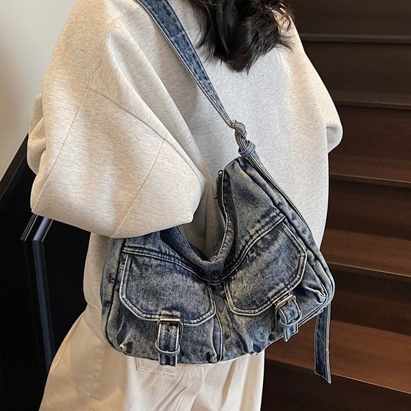 A niche design, high-end retro motorcycle messenger bag for women, 2025 new style, sweet, cool and stylish single-shoulder bag, commuter crossbody bag Application Scenario