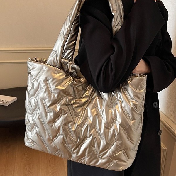 Large-capacity women's bag 2023 autumn/winter new trendy pleated cotton-padded jacket tote bag, stylish commuting single-shoulder handbag Application Scenario