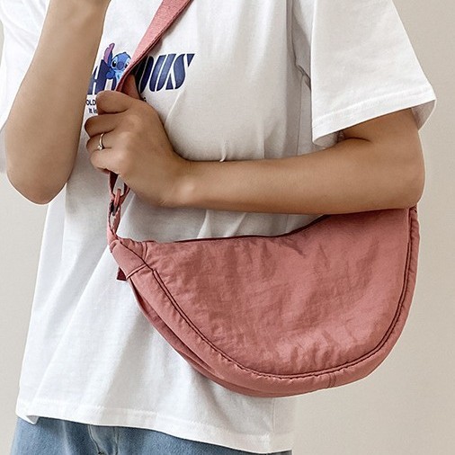 The new 2024 autumn/winter collection features a lightweight and versatile crescent-shaped bag, a large-capacity solid-color single-shoulder crossbody bag, and a fashionable dumpling bag Specification drawing
