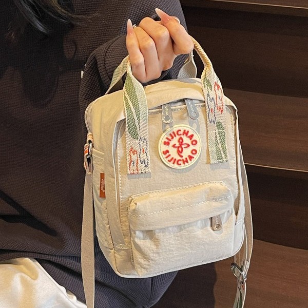 This is an Instagram-style campus casual small shoulder bag with a high level of appearance. It is a portable and lightweight single-shoulder bag with a girlish design Application Scenario