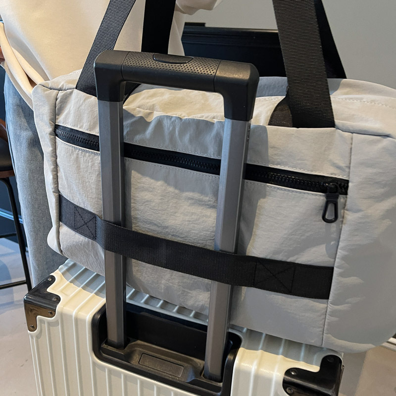 New cross-border large-capacity sports and fitness bag, lightweight and casual single-shoulder yoga bag, business trip hand-carry storage travel bag Application Scenario