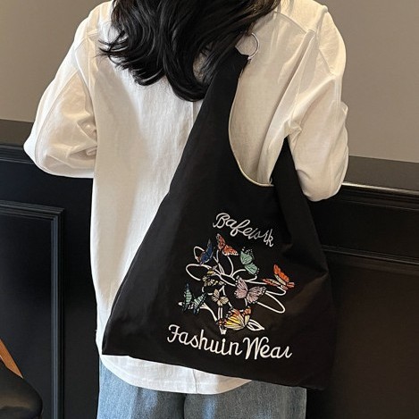 This season's new Japanese-style nylon embroidered bag is fashionable, versatile, and suitable for commuting. It's a niche, large-capacity single-shoulder shopping bag that is trendy for women Application Scenario