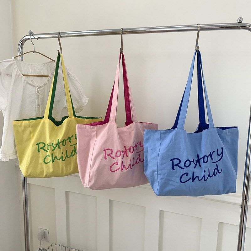 A trendy large-capacity tote bag for women, a new high-end textured embroidered single-shoulder canvas bag for student commuting in summer 2025 full figure