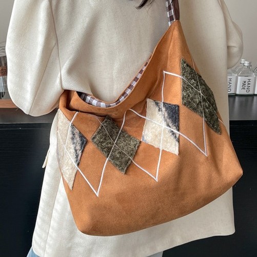 A retro diamond-shaped large-capacity tote bag for women's 2024 autumn and winter, a new single-shoulder canvas bag for commuting to school details Picture