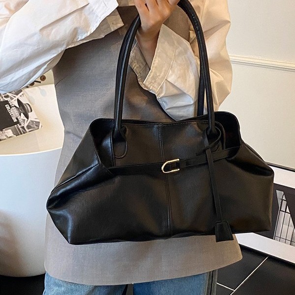A new stylish and versatile single-shoulder underarm bag for women in 2025, featuring a large capacity for casual commuting. It is a spring and summer hand-held tote bag full figure