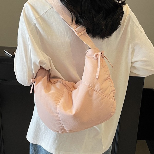 A new cross-border summer fashion casual commuting crossbody single-shoulder bag with a simple and elegant ladies' pleated large capacity dumpling bag details Picture