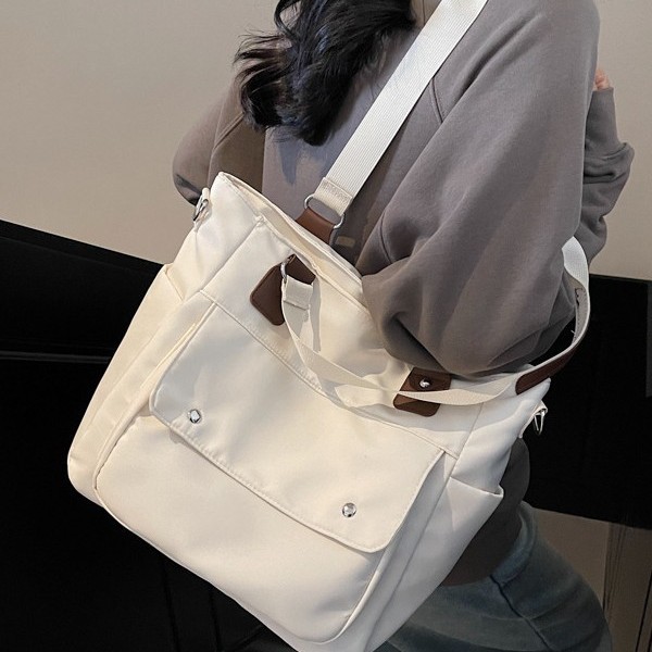 Cross-border commuting large-capacity canvas bag for women 2025 new style, fashionable and retro underarm bag, niche single-shoulder tote bag Application Scenario