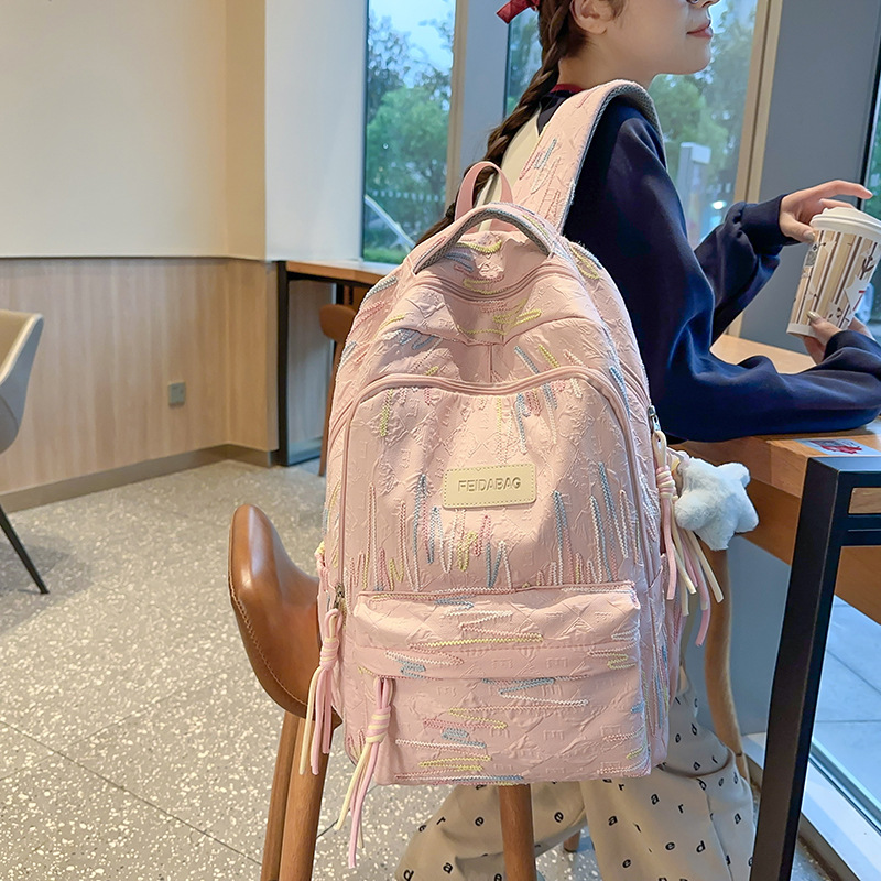 This is a large-capacity, lightweight backpack for junior high school girls and primary school students in grades three to six. It has a high level of appearance and is cute in an ins style details Picture