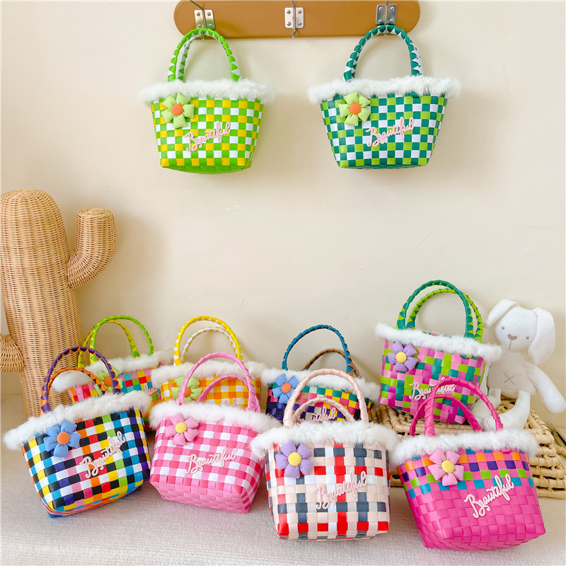 Woven basket handbag, straw woven checkered, fluffy children and girls pose, vegetable basket, snack bag, hand-held bag details Picture