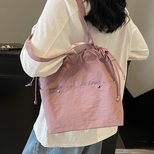 Cross-border lightweight mobile phone bag, lightweight ultra-thin waterproof fabric bag, small bag, Japanese-style crossbody bag, new versatile walking bag Application Scenario