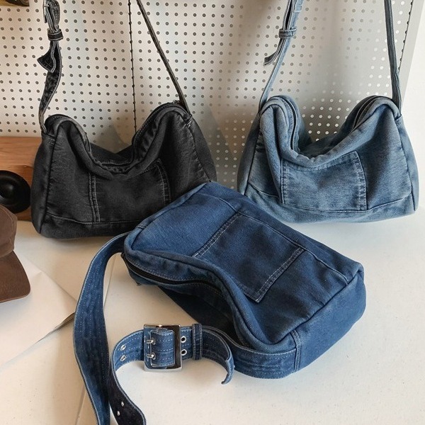 Japanese-style washed denim canvas bag, women's large-capacity crossbody bag, 2024 new style college student casual single-shoulder bag Application Scenario