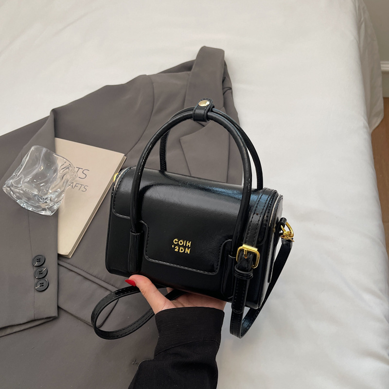 Cross-border high-end versatile handbag, women's 2025 summer versatile crossbody bag, casual and simple single-shoulder bag, small square bag Application Scenario