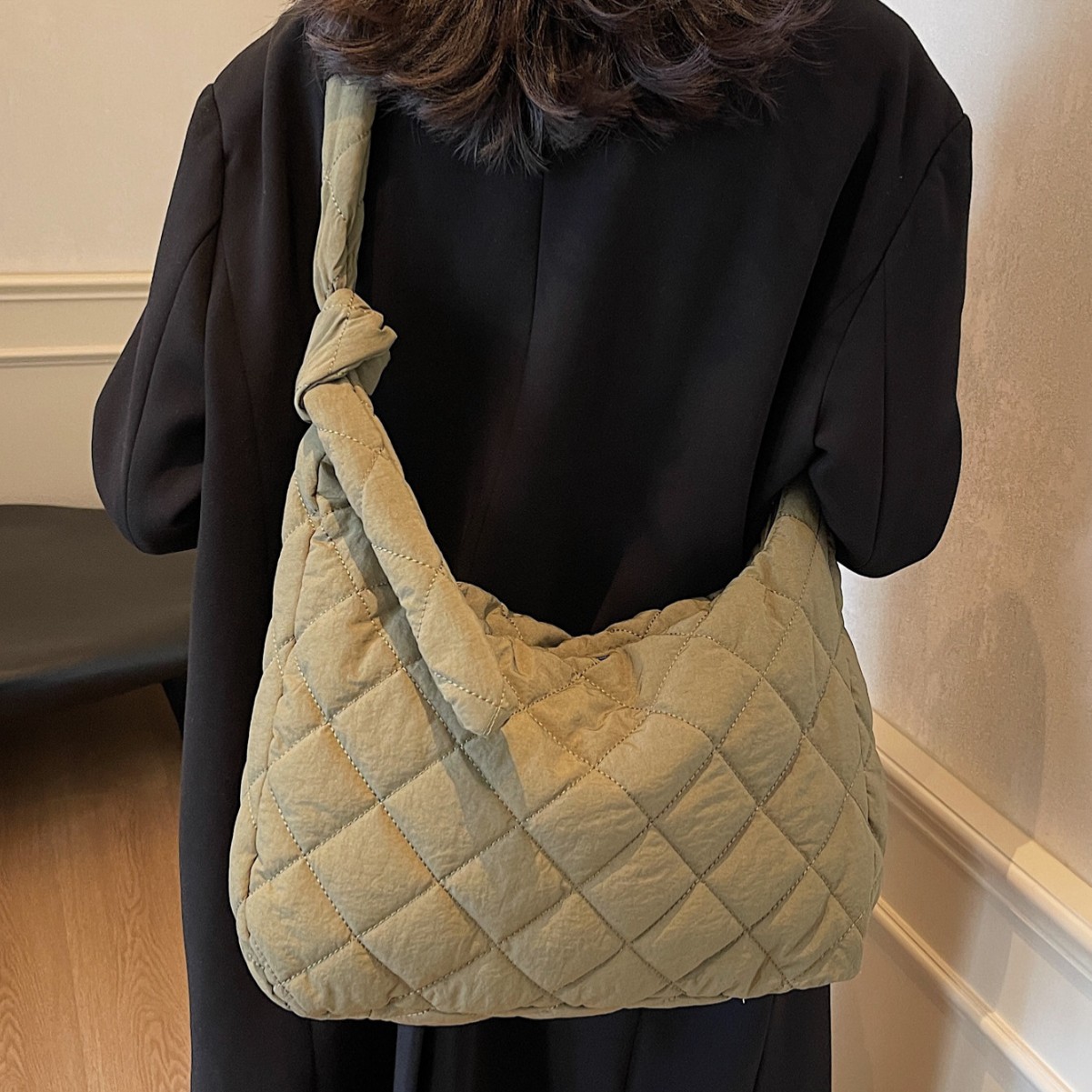 Diamond-patterned fashion cotton jacket 2024 Winter new Design Pleated large-capacity cotton jacket Casual embroidered thread single-shoulder tote bag Specification drawing