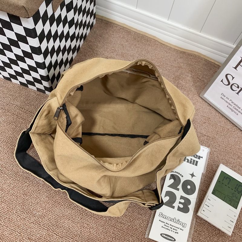 Japanese-style washed canvas bag, women's laid-back style, large-capacity crossbody bag, college student art class bag, simple postman bag Application Scenario