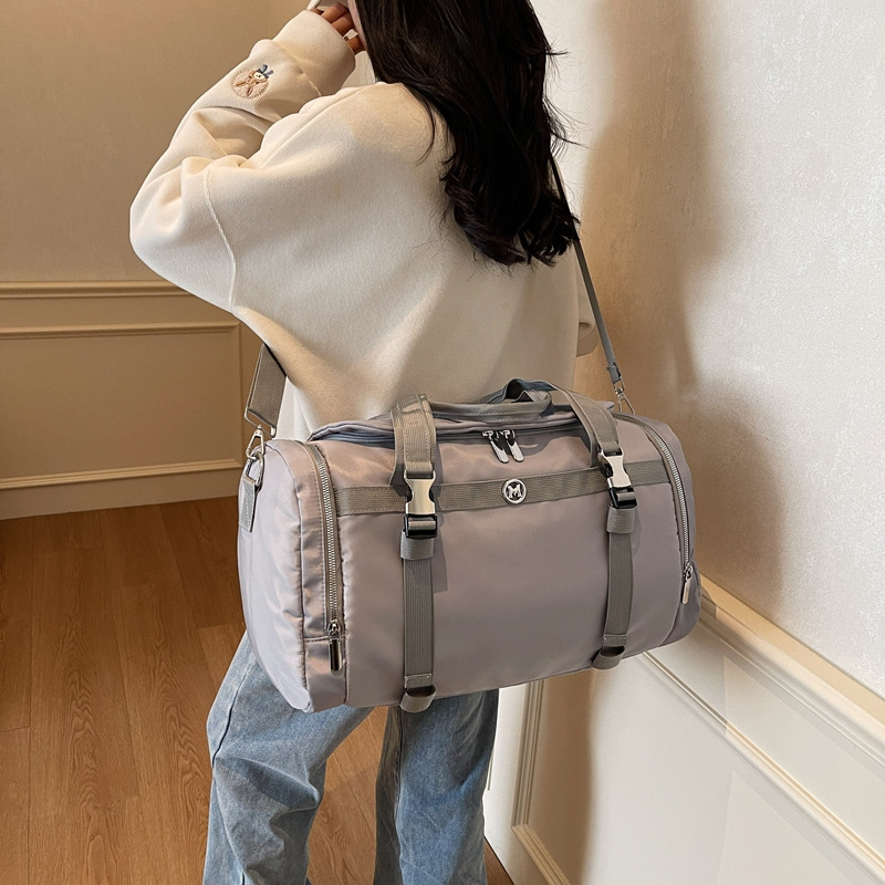 Independent shoe compartment portable sports and fitness bag, large-capacity multi-functional travel bag, adjustable shoulder strap short-distance luggage bag Application Scenario