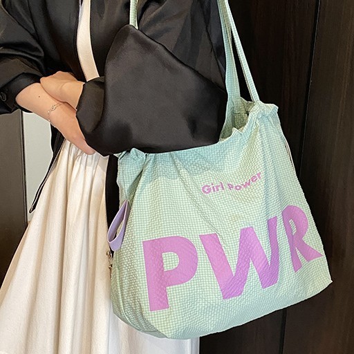 A fresh and elegant large-capacity handbag, a versatile spring color-blocking bag for girls, a light and casual tote bag that goes well with all kinds of outfits full figure