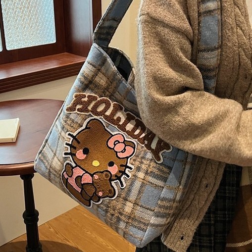 Cute cartoon kt cat fur tote bag for women 2024 new autumn and winter, large capacity single-shoulder bag for class, underarm bag Application Scenario