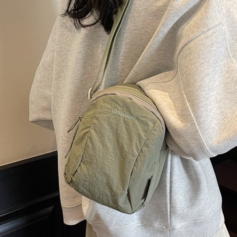 The 2025 new fashion crossbody bag is a mini casual crossbody bag that is light and simple. It is a trendy single-shoulder bag for girls to go out Specification drawing