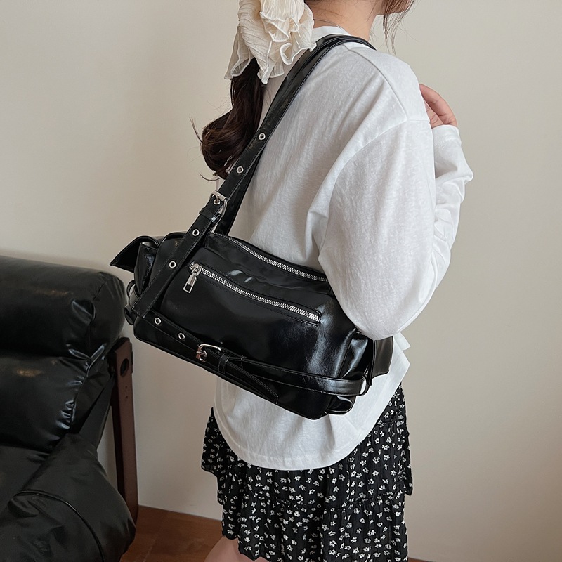 Cross-border Korean version versatile Tote bag 2025 New riveted motorcycle bag, trendy underarm bag, work commuting single-shoulder bag details Picture