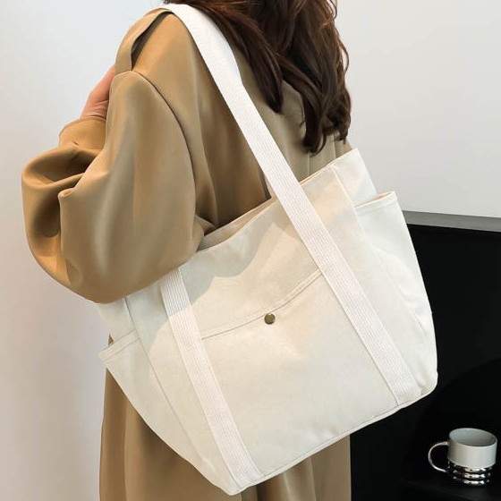 Niche design Commuter 2024 Art Student book large-capacity tote bag, single-shoulder cloth bag for work and outings Application Scenario