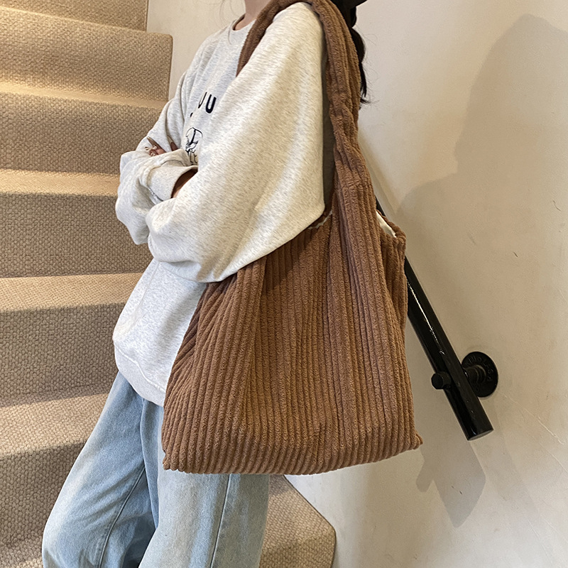 Casual and versatile down bag for women, new autumn/winter 2024 collection, single-shoulder bag, large-capacity tote bag, school commuting bag details Picture