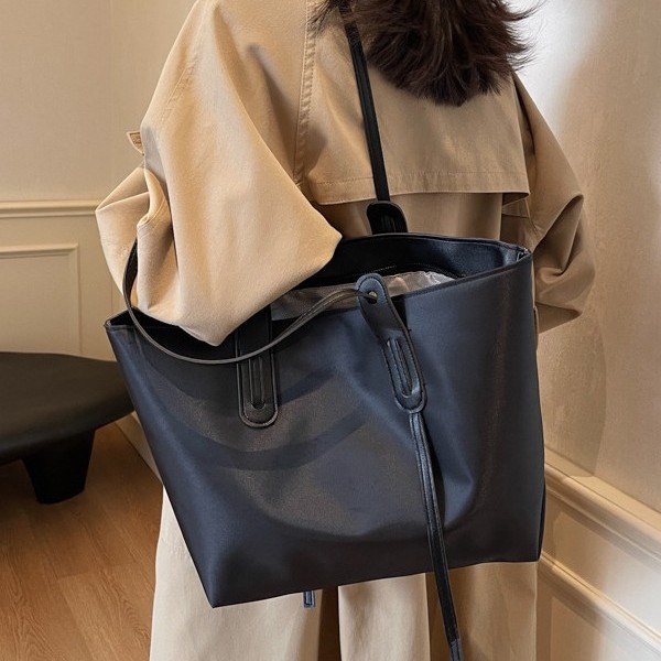 New 2024 casual large bag, fashionable and versatile single-shoulder bag, women's large-capacity bestseller tote bag, school commuting bag Application Scenario