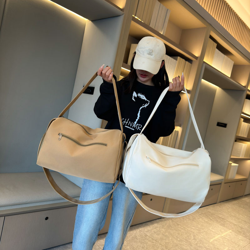 New multi-functional lightweight travel bag with large capacity, hand-held shoulder storage bag and Logo printed sports and fitness bag full figure