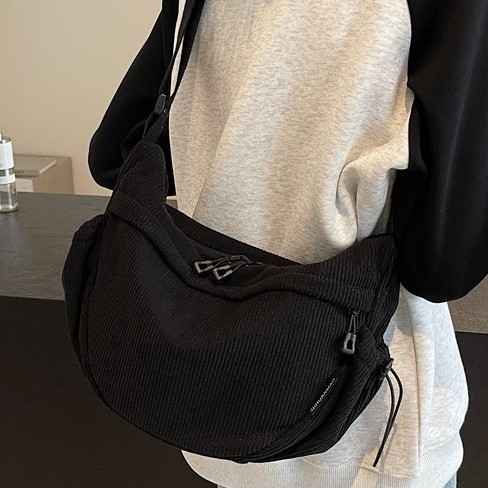 The new cute dumpling bag for autumn and winter features a niche design and is versatile. It is a single-shoulder crossbody bag with a large capacity and high-quality corduroy texture Application Scenario