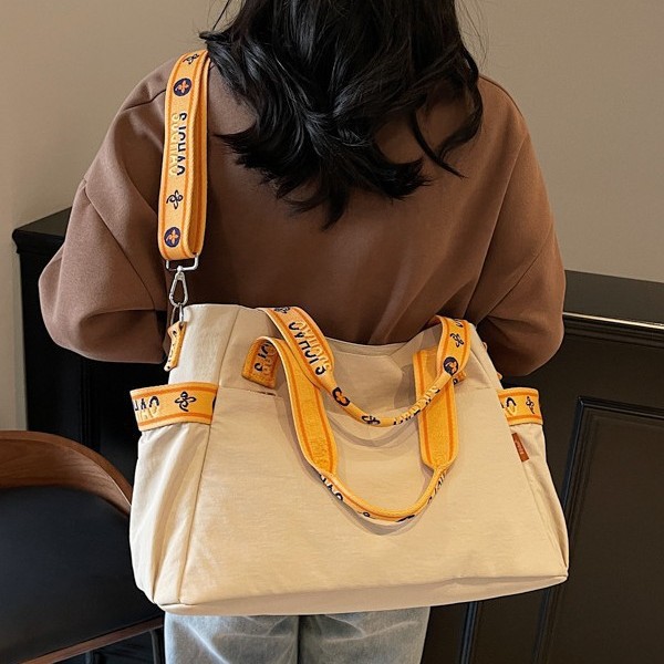 2025 New Spring and summer niche and simple single-shoulder fashionable women's bag, single-shoulder large-capacity waterproof tote bag handbag Application Scenario