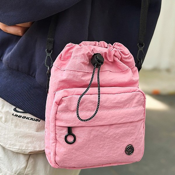 A new solid-color simple canvas drawstrap small square bag from Dongdaemun, South Korea, for daily casual commuting and single-shoulder crossbody full figure