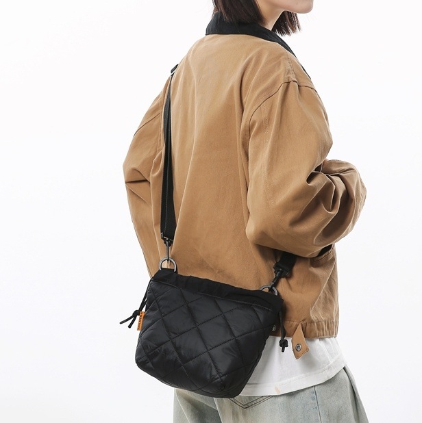 The high-end autumn and winter new crossbody bag with thickened diamond-shaped design, single-shoulder bag for commuting and casual use, drawstring bucket phone bag full figure