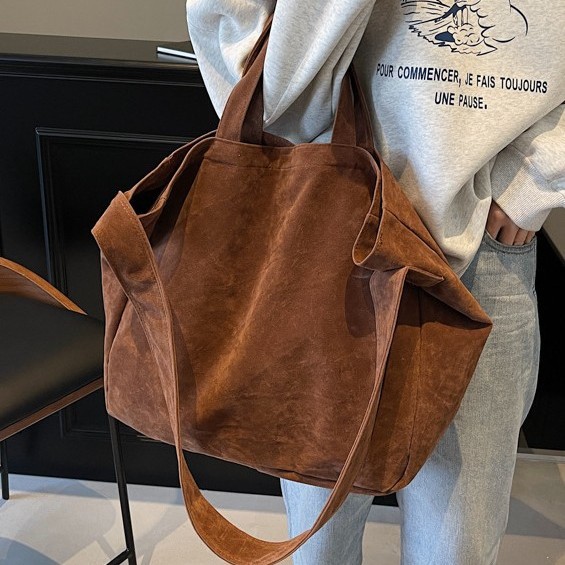 A niche retro suede bag for women, a new winter 2024 fashion trend bucket bag with a stylish and chic texture, and a crossbody bag Specification drawing