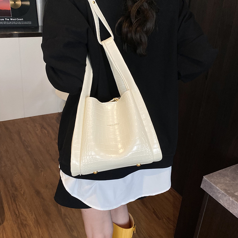 Korean style soft leather hand-held vegetable basket bucket bag for women 2025 new high appearance level niche single-shoulder crossbody bag details Picture