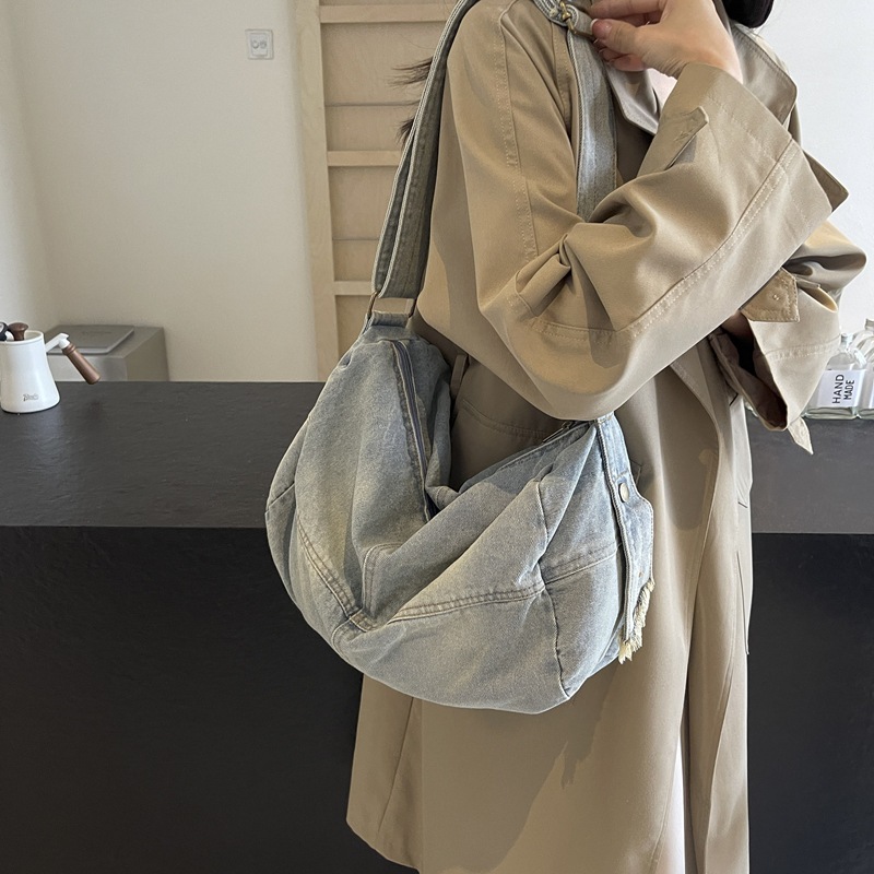 Japanese-style casual and laid-back canvas handbag, commuting, school, tutorial, travel crossbody bag, fashionable and versatile single-shoulder bag Application Scenario