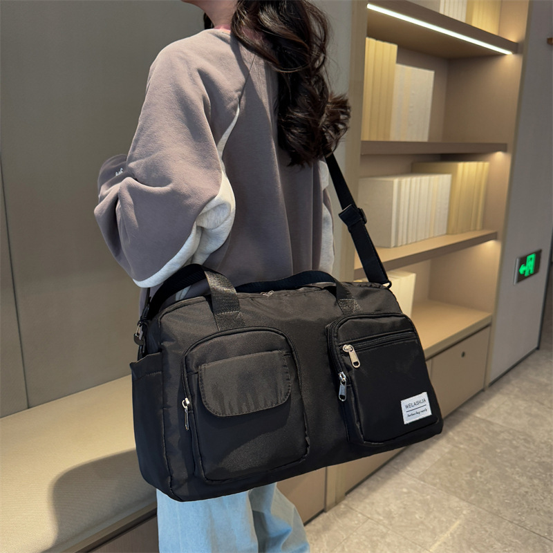 New cross-border travel bag: large-capacity, lightweight, dry-wet separated luggage bag, fashionable and durable men's and women's sports and fitness bag Application Scenario