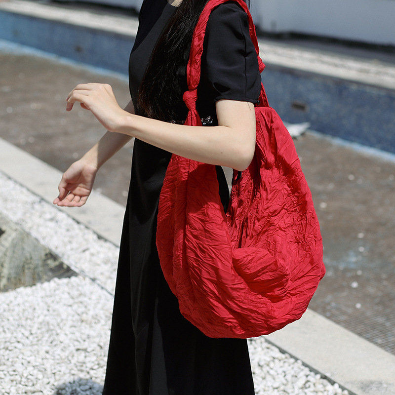 2024 New niche design women's Korean version large-capacity pleated fabric bag, cloud crossbody bag, artistic style women's bag full figure