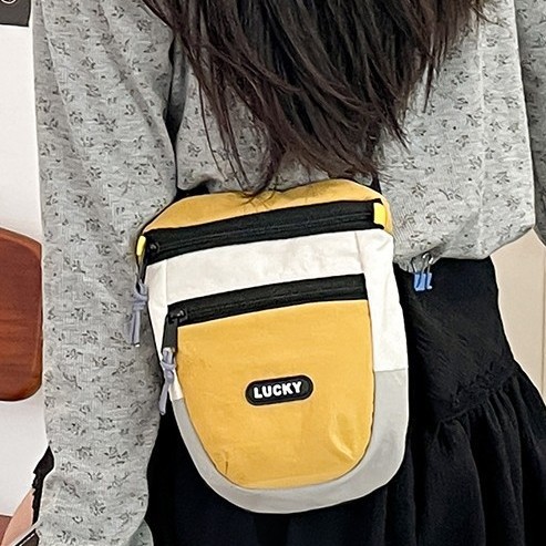 Hong Kong-style fashionable small square bag 2025 new unisex men's and women's color contrast fashionable casual simple single-shoulder bag crossbody bag Application Scenario
