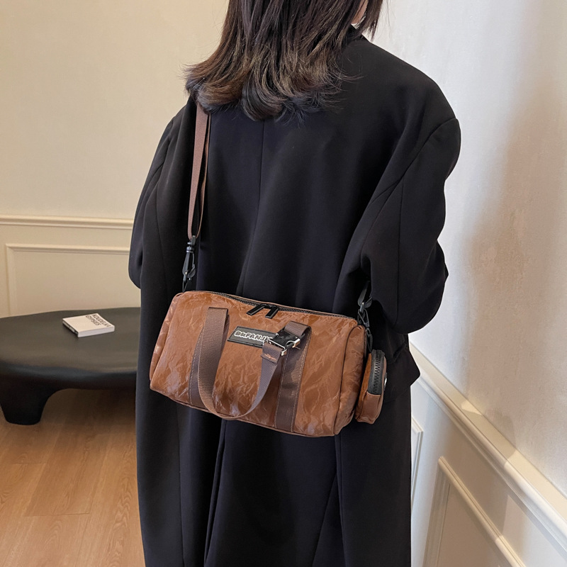 Large-capacity women's autumn and winter retro 2024 new style fashionable single-shoulder crossbody bag, versatile hand-carry commuting cylinder bag full figure