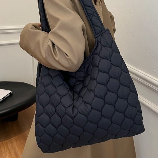 Spring Korean-style cotton jacket bag, fashionable and casual nylon bag, large-capacity vest bag, fashionable commuting Tote student bag Application Scenario
