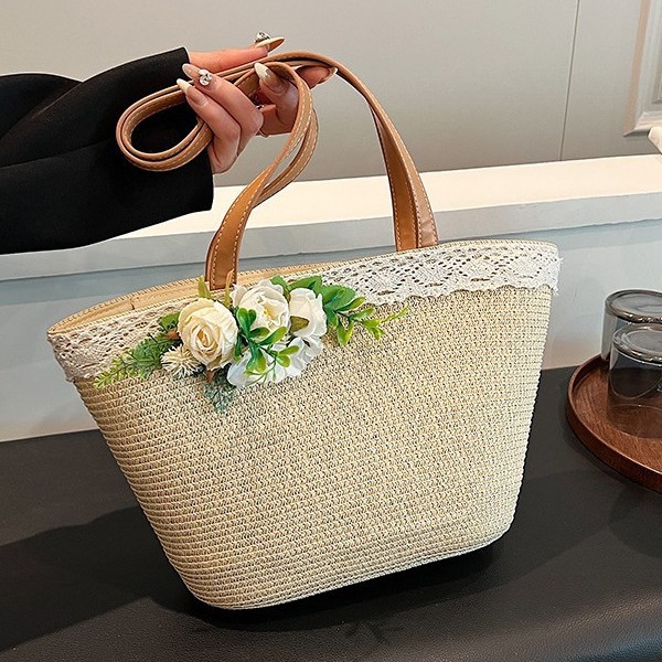 The 2025 new niche design straw-woven color-blocking tote bag is a trendy and versatile single-shoulder underarm bag for women this year Application Scenario