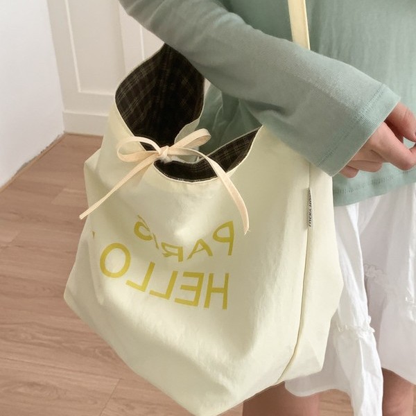 The Korean version of the ins large bag women's 2025 new style canvas tote bag, artistic and retro, large capacity single-shoulder crossbody handbag Application Scenario