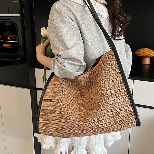 The new 2025 Korean-style casual high-end straw woven large-capacity tote bag for women is a versatile and high-quality single-shoulder bag for the summer trend season full figure