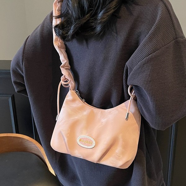 Korean hand-held bucket bag 2025 new spring versatile, high-end and fashionable single-shoulder bag, niche design crossbody bag Application Scenario