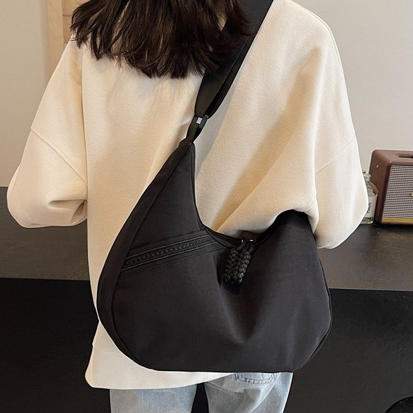 A fashionable new high-end underarm bag, a versatile new single-shoulder niche dumpling bag, a lightweight single-shoulder crossbody bag for autumn and winter details Picture