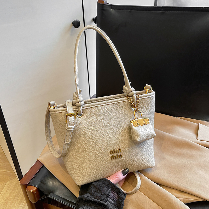 This year's popular bags include women's retro single-shoulder underarm bags, 2024 new casual crossbody bags, and versatile hand-held bucket bags details Picture