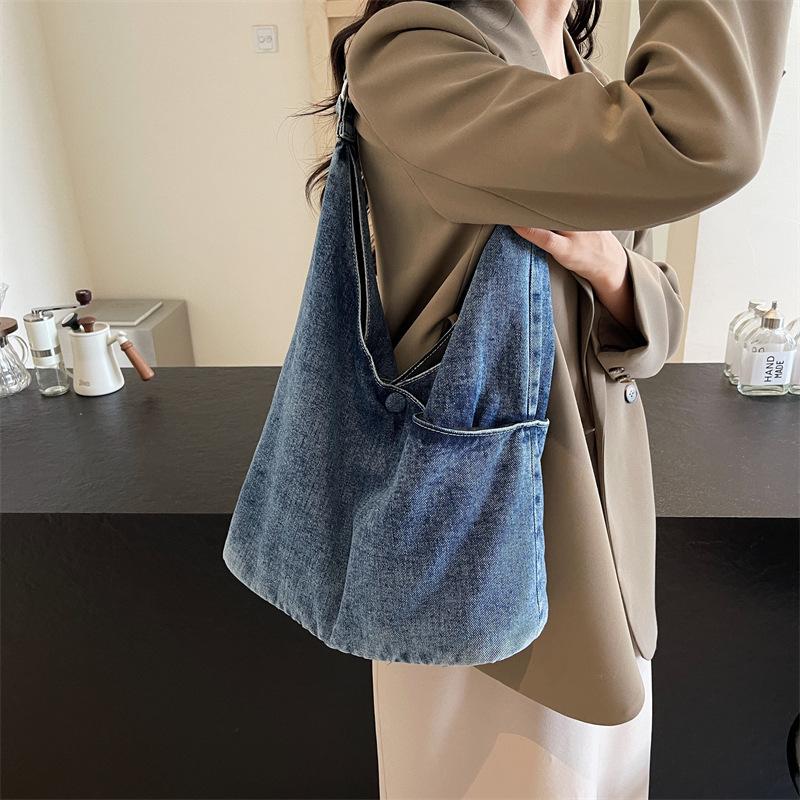 2024 Summer trendy brand retro crossbody bag, underarm fashionable denim bag, versatile large-capacity single-shoulder casual messenger bag details Picture