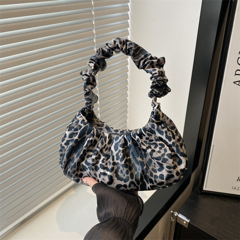 Autumn casual, stylish, large-capacity, personalized hand-held 2024 new style fashionable leopard print simple underarm women's pleated bag full figure